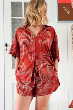 Charlie Shorts - Elasticated High Waist Short with Scoop Hem and Pockets in Hibiscus Print><noscript><img width=