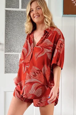 Charlie Shorts - Elasticated High Waist Short with Scoop Hem and Pockets in Hibiscus Print><noscript><img width=