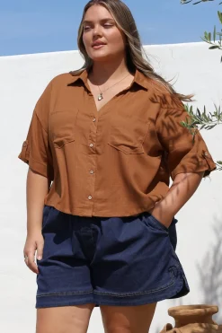 Marion Shirt - Collared Buttoned Down Shirt with Pockets in Rust><noscript><img width=