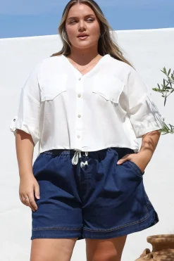 Marion Shirt - Collared Buttoned Down Shirt with Pockets in White><noscript><img width=