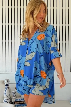 River Shirt - Oversized Button Down Shirt with Scoop High-Low Hem in Blue Bell Print><noscript><img width=