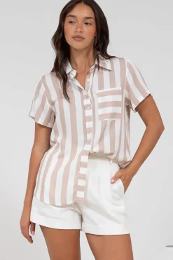 Wynn Shirt - Collared Button Down with Pocket in Gaubi Print Beige><noscript><img width=