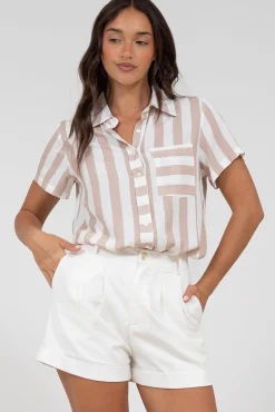 Wynn Shirt - Collared Button Down with Pocket in Gaubi Print Beige><noscript><img width=