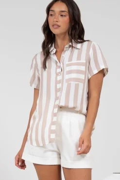 Wynn Shirt - Collared Button Down with Pocket in Gaubi Print Beige><noscript><img width=