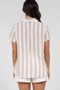 Wynn Shirt - Collared Button Down with Pocket in Gaubi Print Beige><noscript><img width=